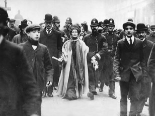 Emmeline pankhurst death anniversary(GERMANY OUT) Emmeline Pankhurst*14.07.1858-14.06.1928+Suffragette, Feministin, Gro?britanniengr?ndete 1889 zur Durchsetzung desFrauenwahlrechts die `Women's FranchiseLeague' und 1903 die `Women's Social andPolitical Union' ( Suffragetten )bei ihrer elften VerhaftungPankhurst wird von einem Polizistenabgef?hrt- 1911 (Photo by ullstein bild/ullstein bild via Getty Images)
